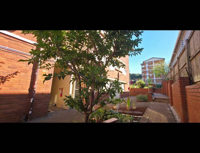 1 BEDROOM APARTMENT TO LET IN ESSENWOOD